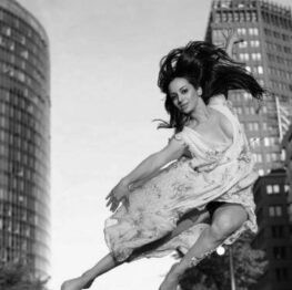 Sonia Bartuccelli tanzt auf der Straße in Berlin