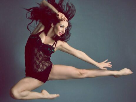 Sonia Bartuccelli springt beim Tanzen